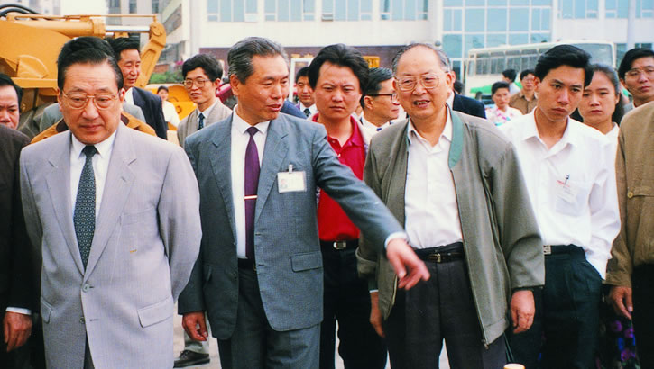 1993年4月，李岚清副总理、周建南名誉会长视察机电商会主办的中国机电仪商品交易会